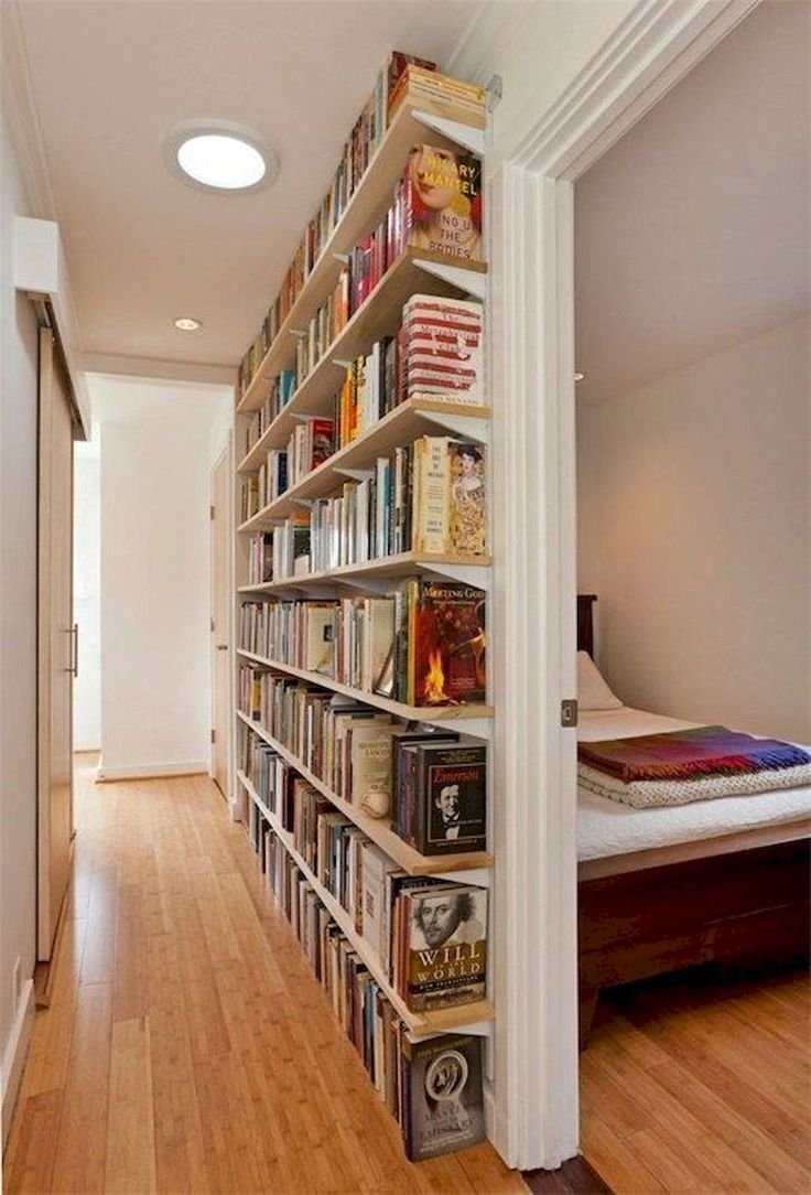 Книжный стеллаж в коридоре