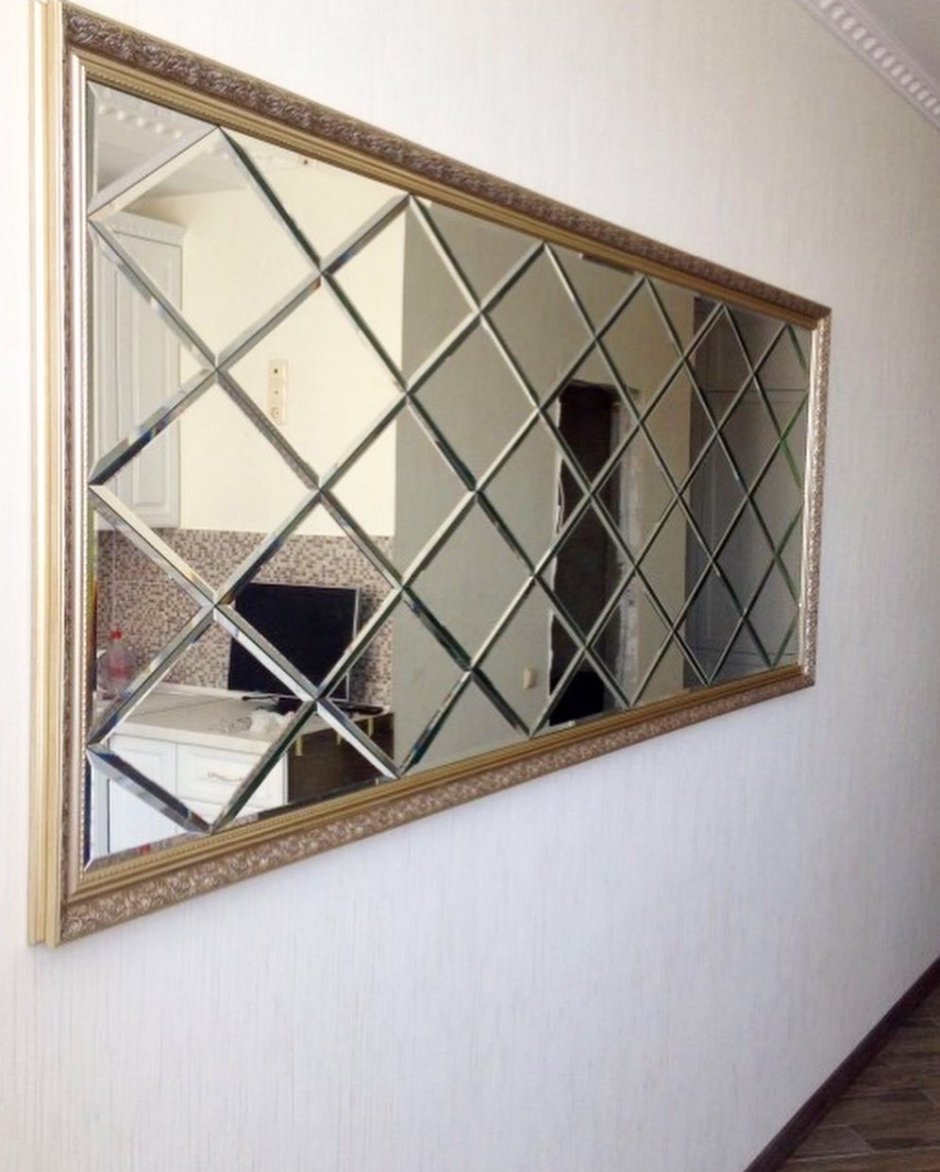 Зеркальное панно в раме на стену