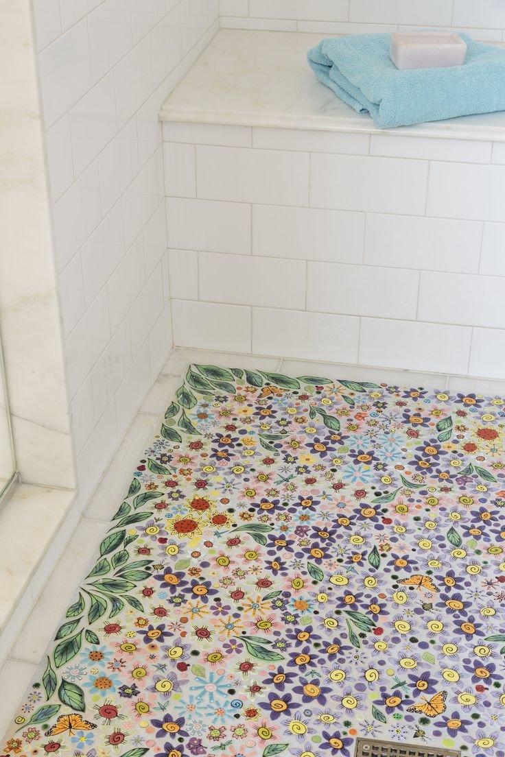 Цветная плитка на пол в ванной