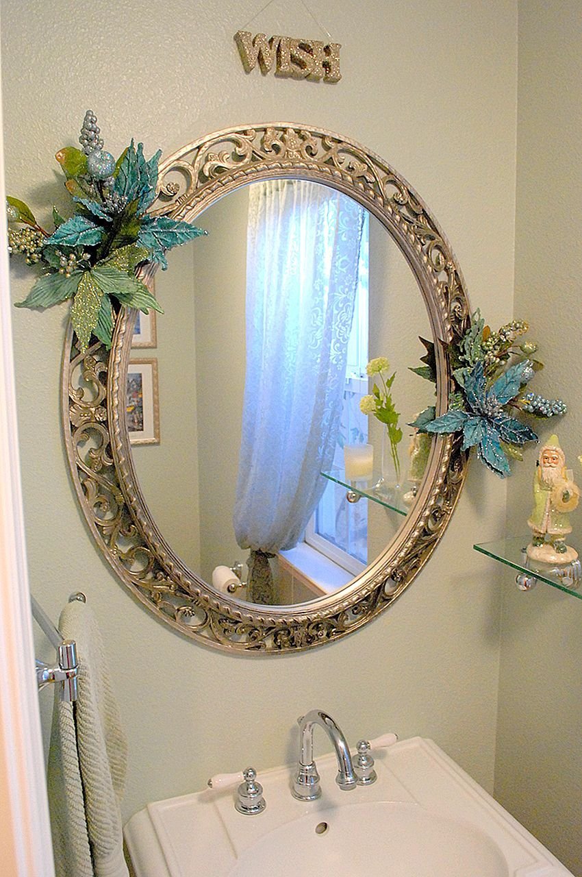 Зеркало с декором в ванну
