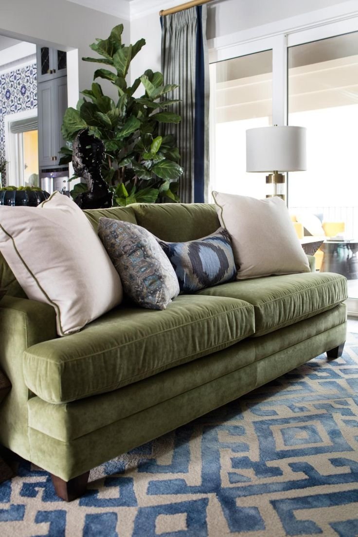 Зеленый диван в интерьере