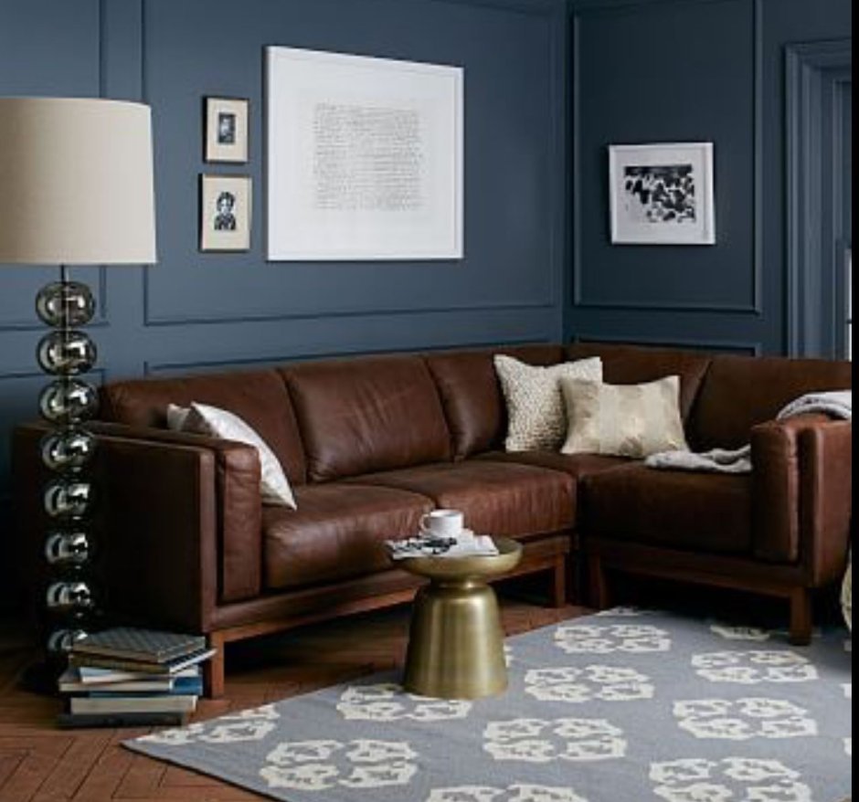 Темно коричневый кожаный диван в интерьере
