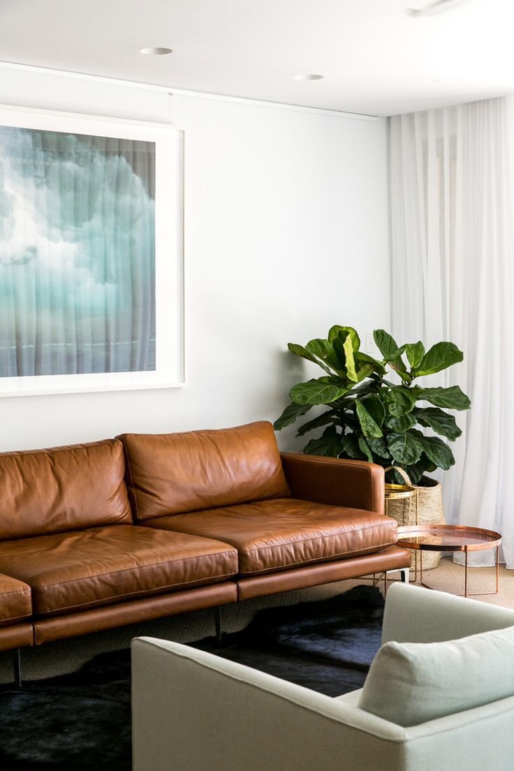 Кожаный диван в современном стиле