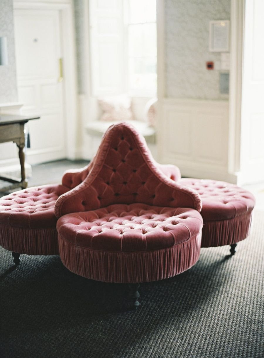 Круглый розовый диван