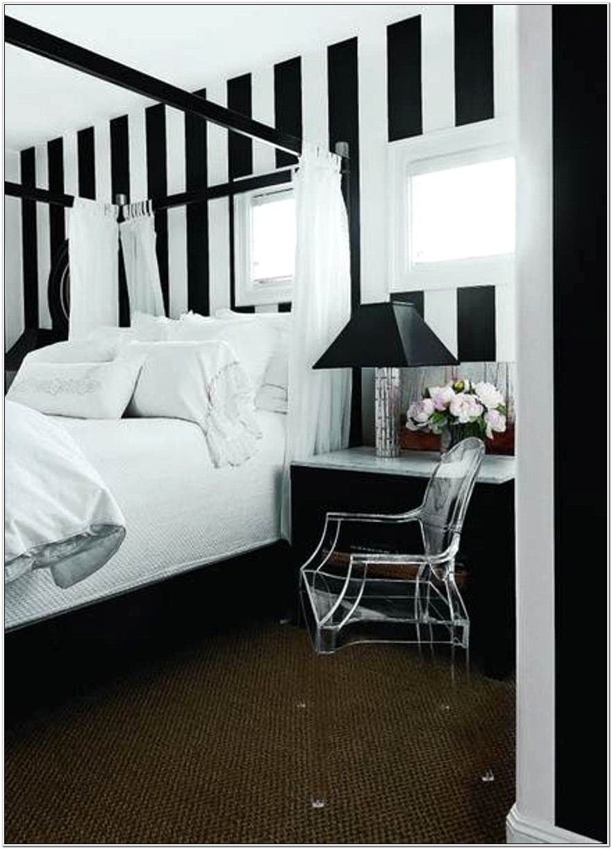 Комната в чёрно белом цвете