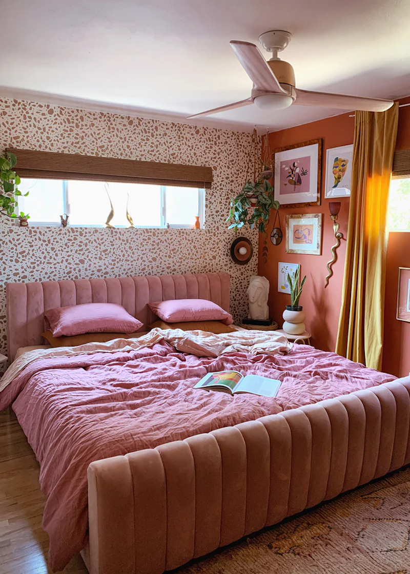 Розовая кровать под комнату