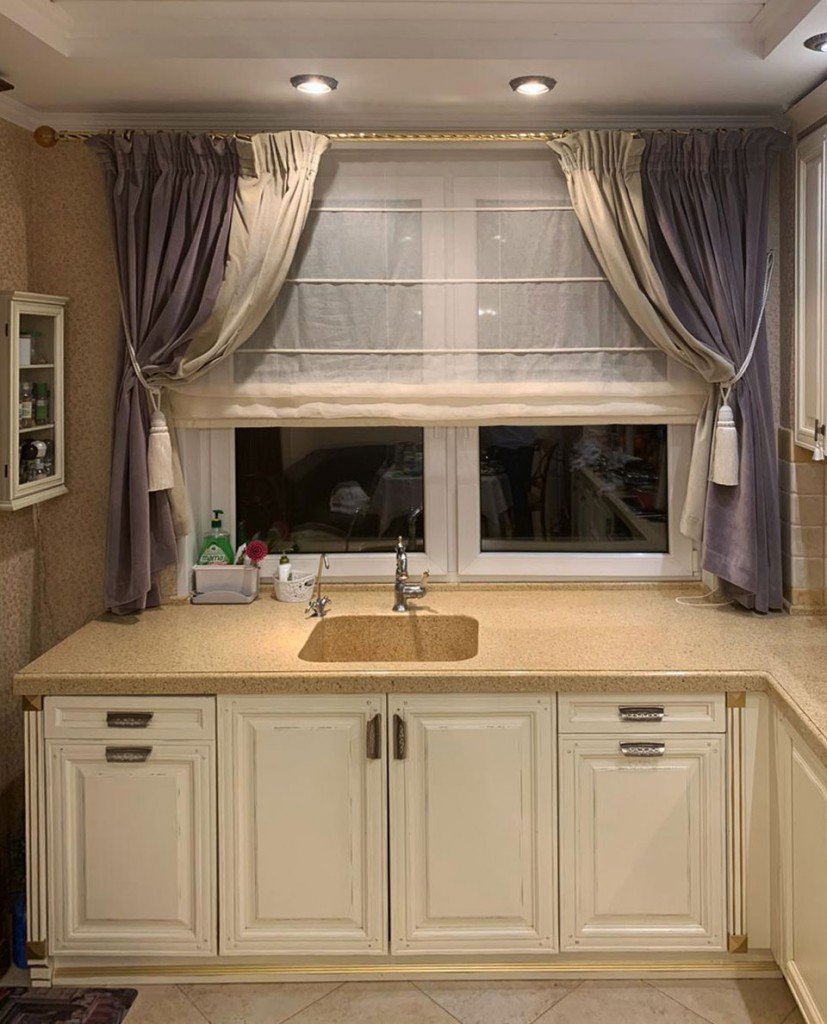 Короткие шторы в интерьере кухни