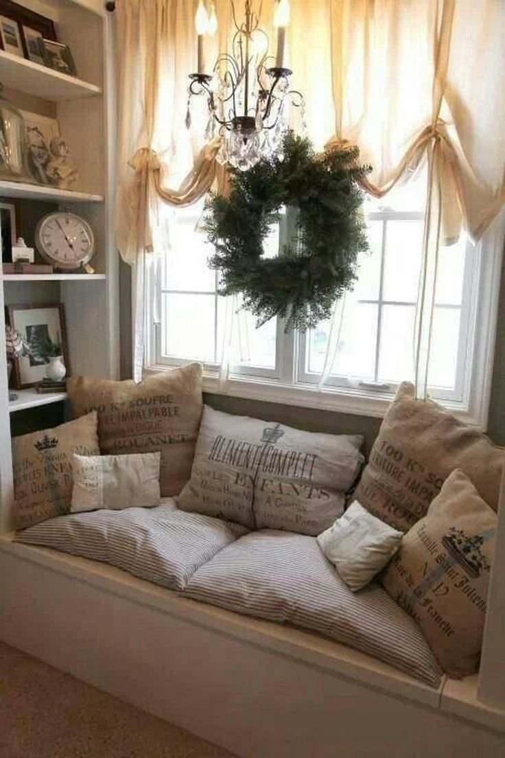 Уютная комната с диваном