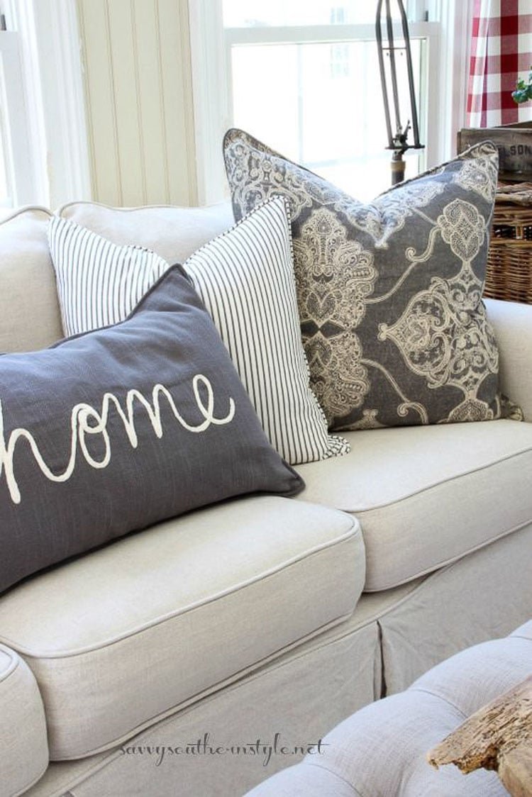 Декоративные подушки для дивана серого цвета