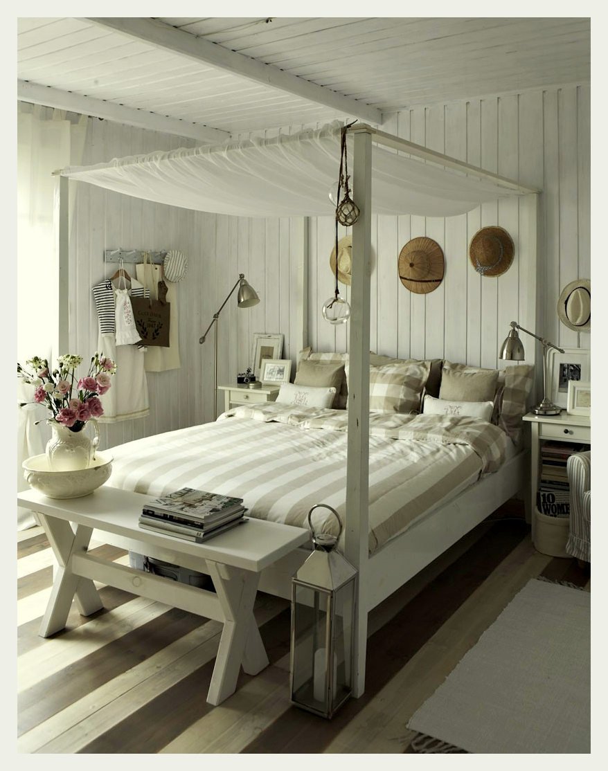 Спальня в скандинавском стиле с деревянной кроватью