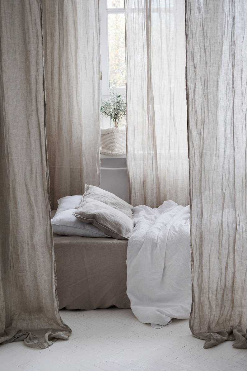 Льняные шторы в интерьере спальни