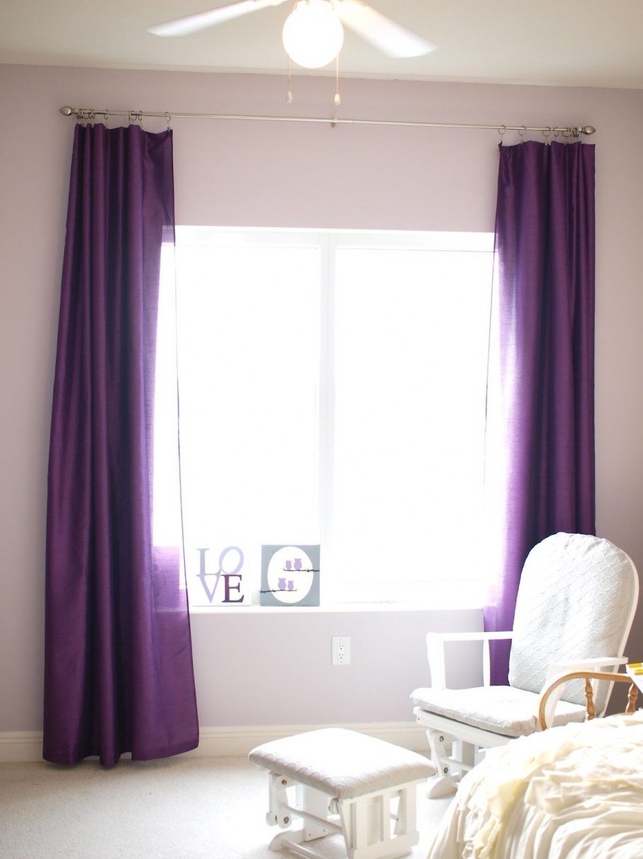 Комната с лиловыми шторами