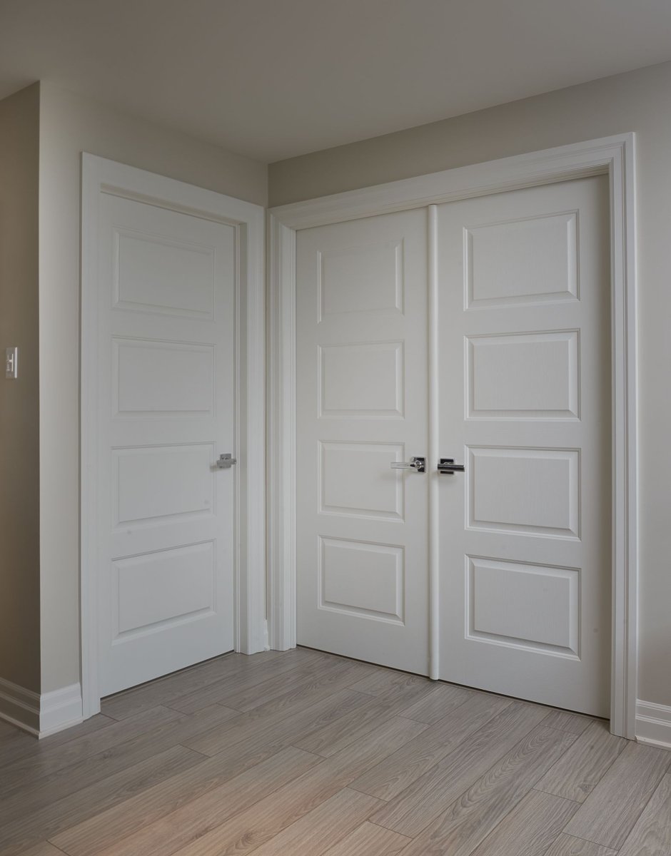 Белые двери в интерьере квартиры