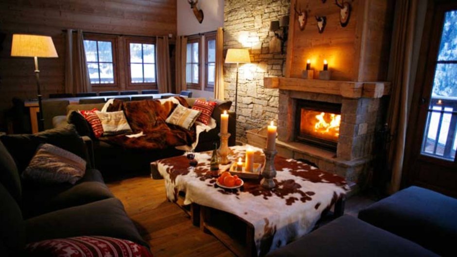Уютный домик зимой с камином