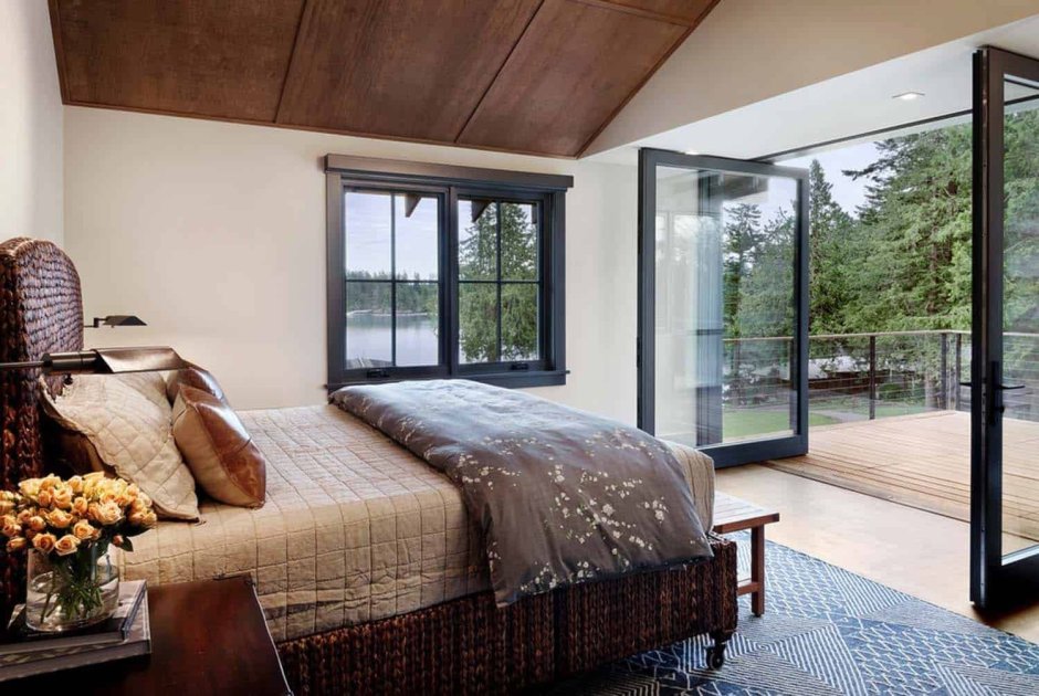 Спальня в загородном доме с панорамными окнами