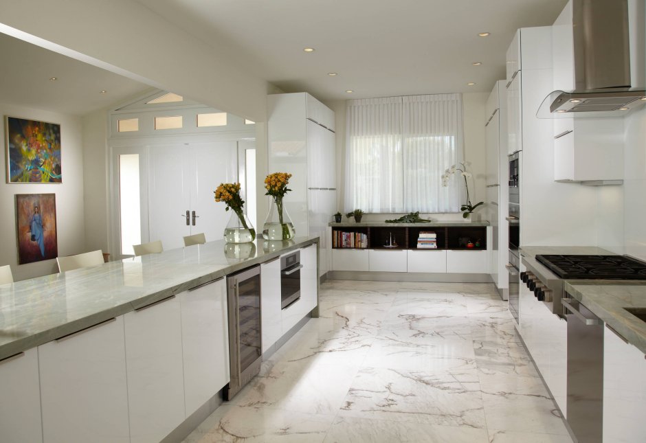 Белая кухня с мраморным полом
