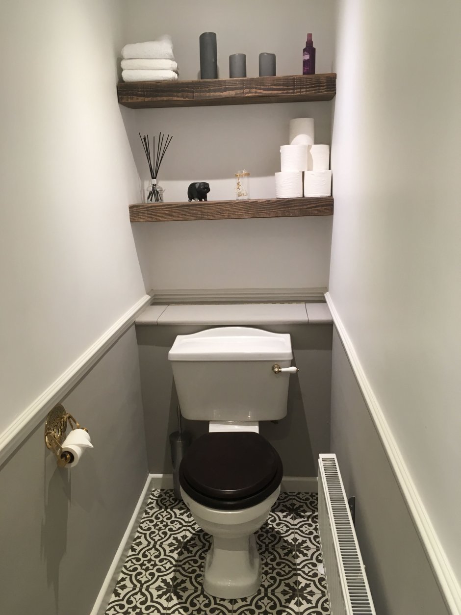Интерьер туалета маленького под лестницей