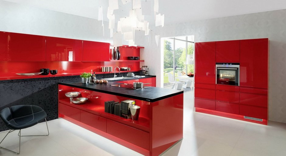 Красная кухня с черной столешницей