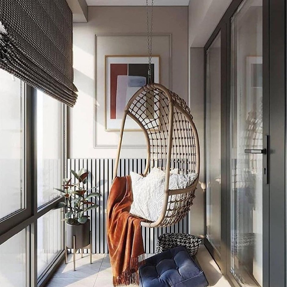 Интерьер балкона с подвесным креслом