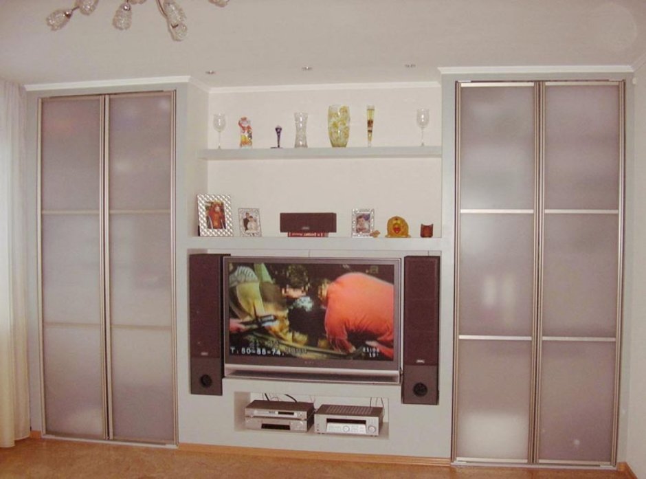 Шкаф-купе с телевизором в гостиной