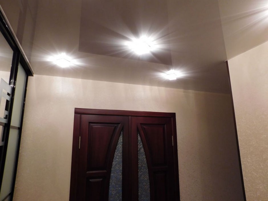 Расположение точечных светильников в коридоре