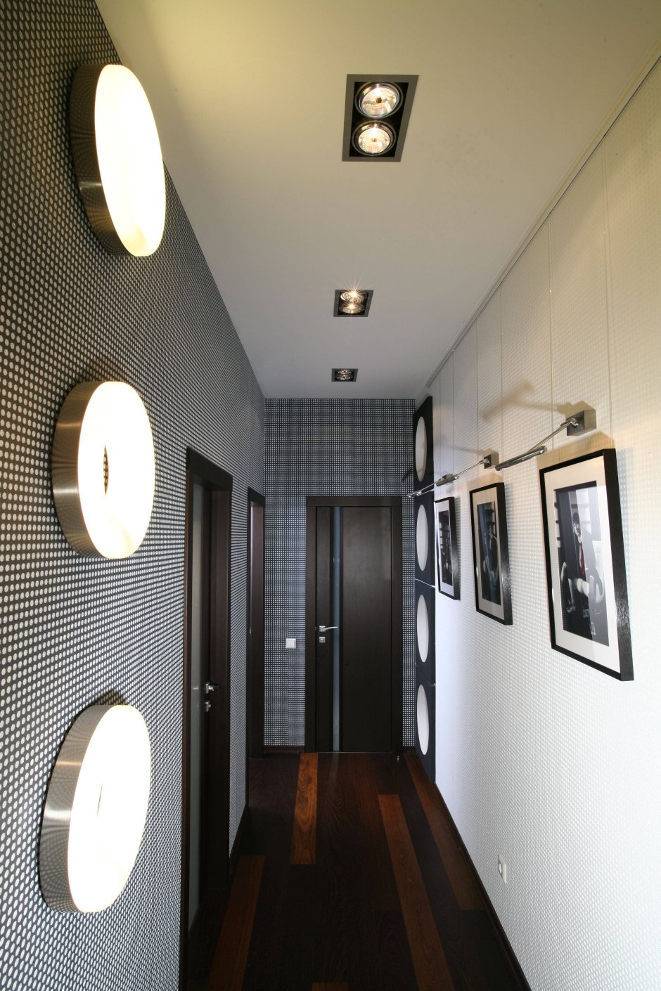 Точечные светильники в коридоре