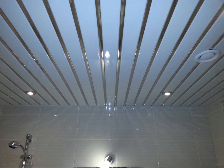 Металлический потолок реечный в ванную