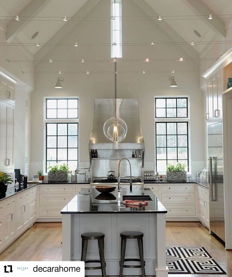 Светильник подвесной на кухне с очень высоким потолком