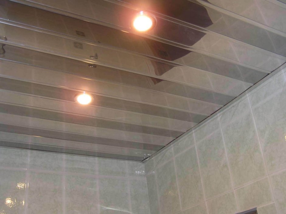 Металлический подвесной потолок в ванной комнате