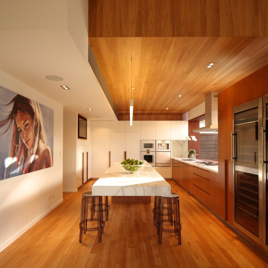 Кухня в современном стиле с деревянным потолком