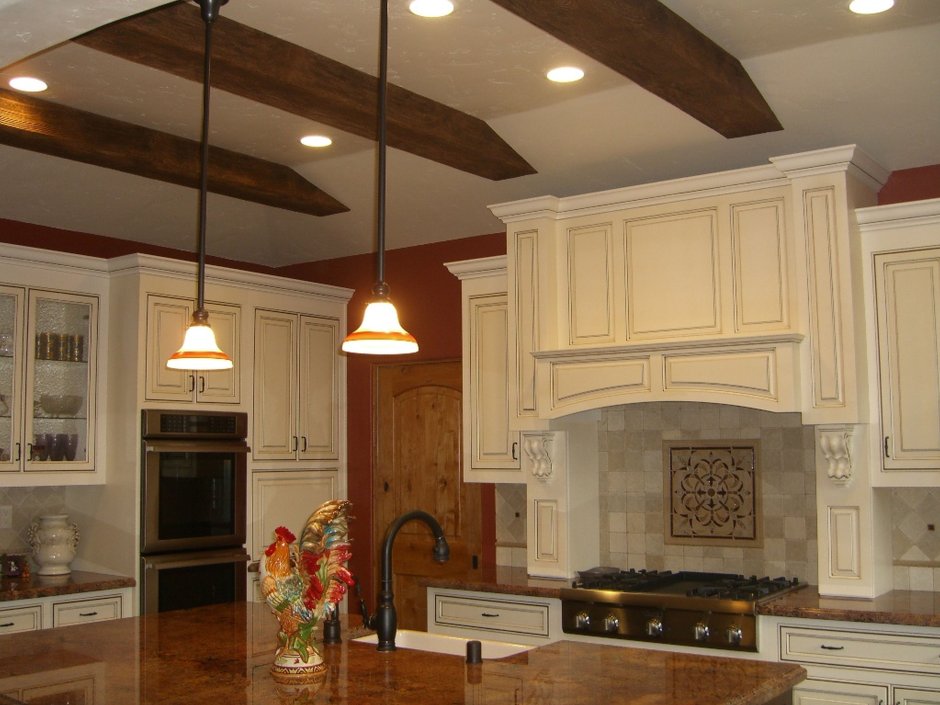 Потолок с фальшбалками на кухне