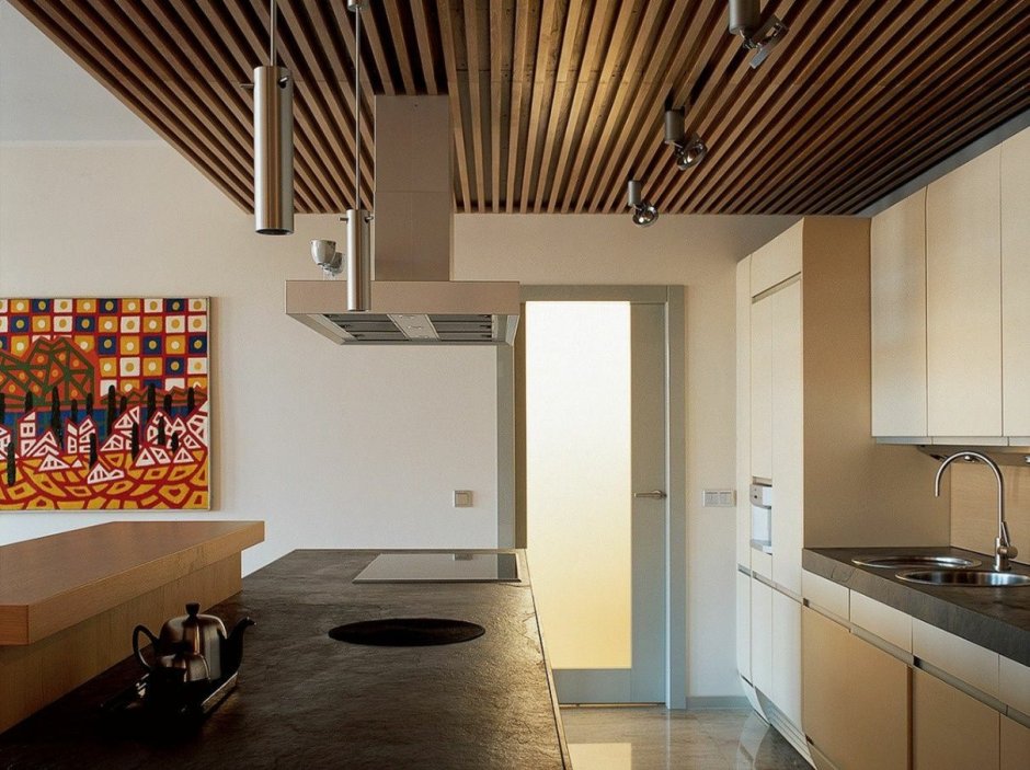 Реечный кубообразный потолок на кухне