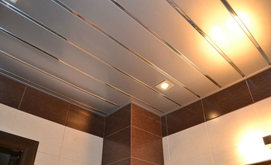 Потолок в ванную комнату реечный