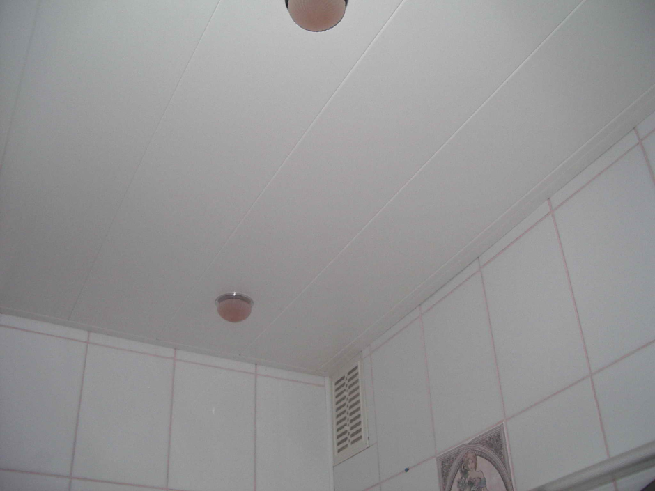 ПВХ потолок в ванной