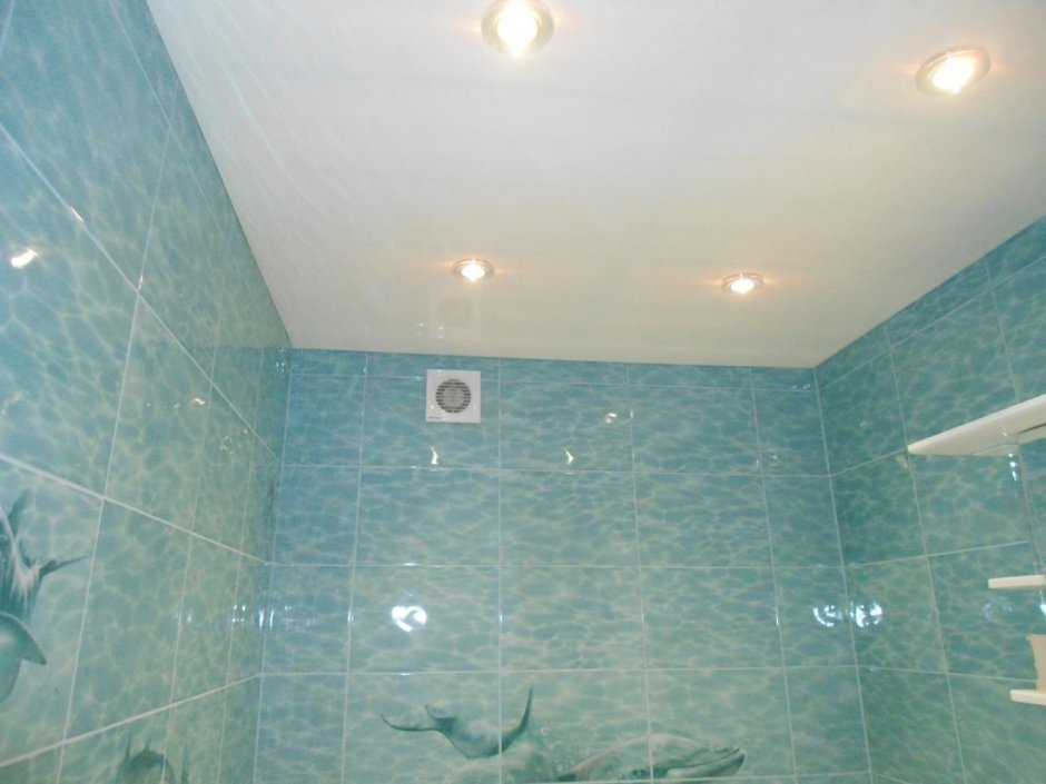Отделка потолка в ванной комнате пластиковыми панелями