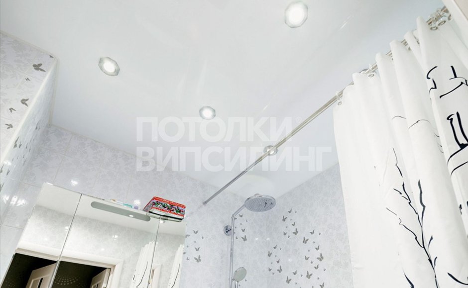 Глянцевый потолок в ванной