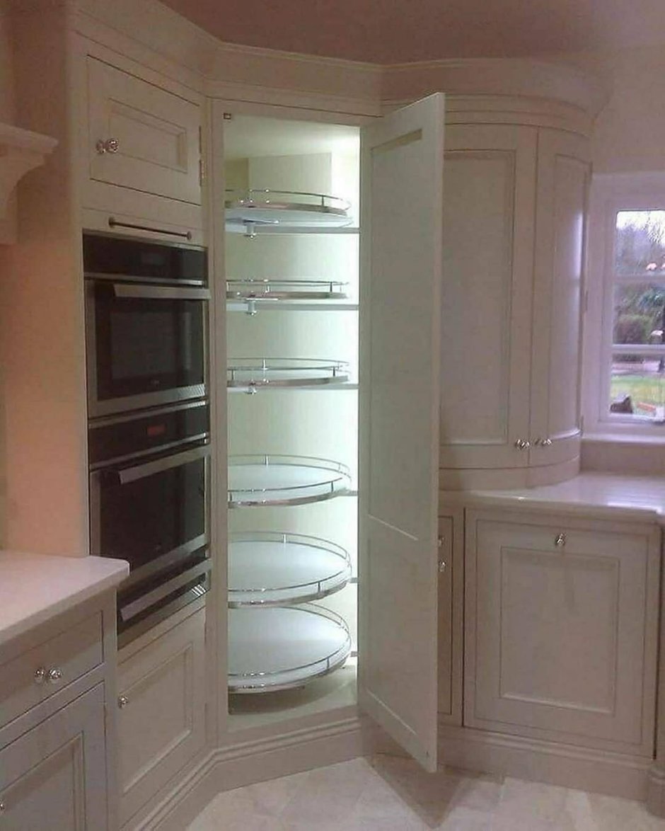 Угловая кухня с пеналом