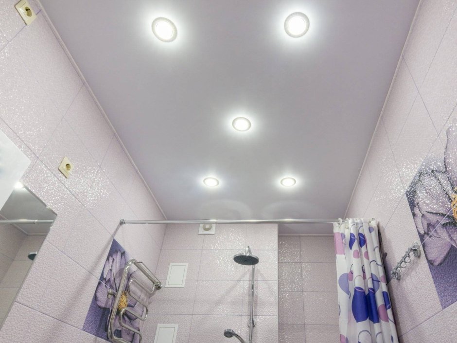 Потолок в ванной с точечными светильниками