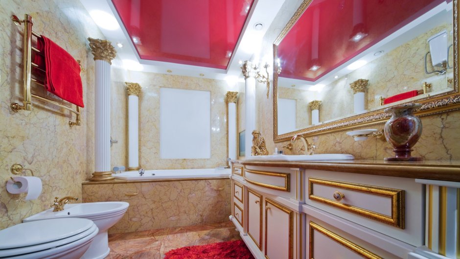 Красный потолок в ванной