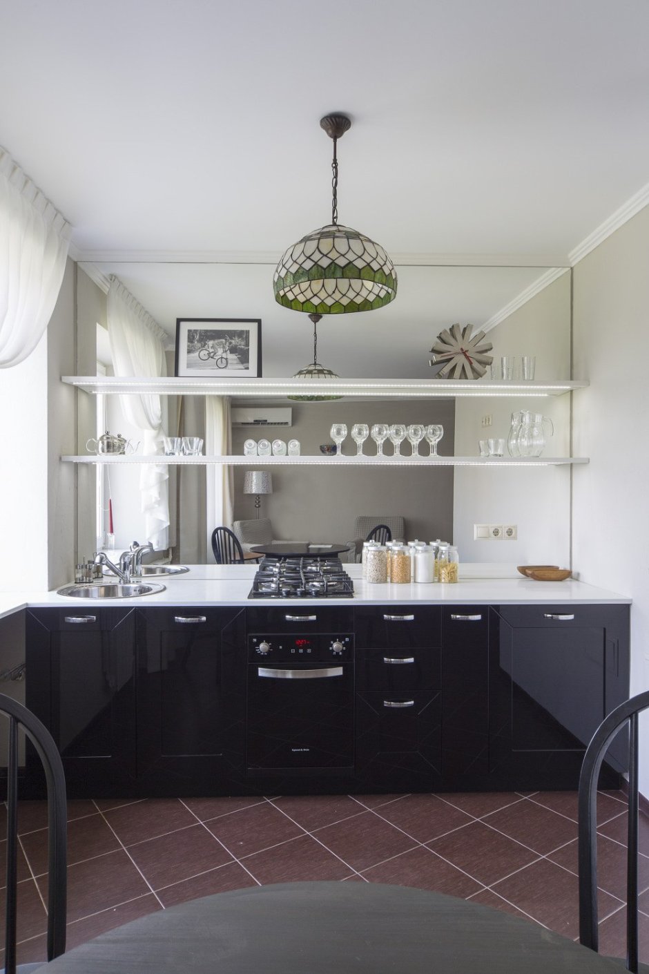 Кухонный гарнитур без навесных шкафов для маленькой кухни