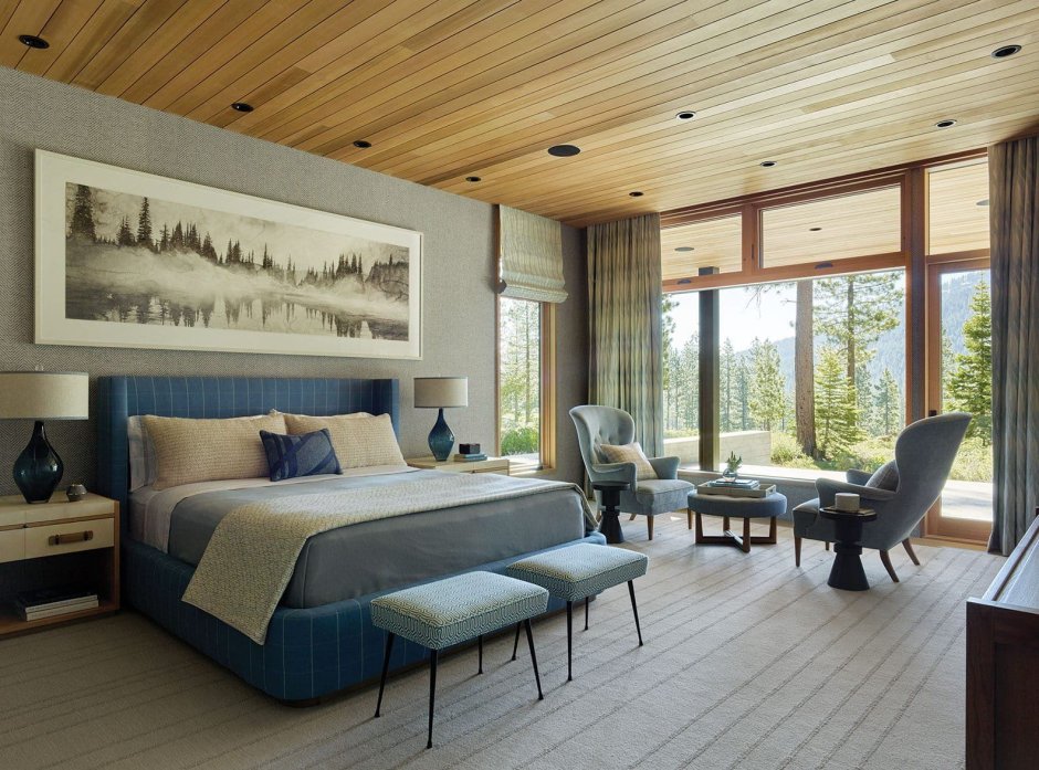 Спальня деревянный потолок голубые стены