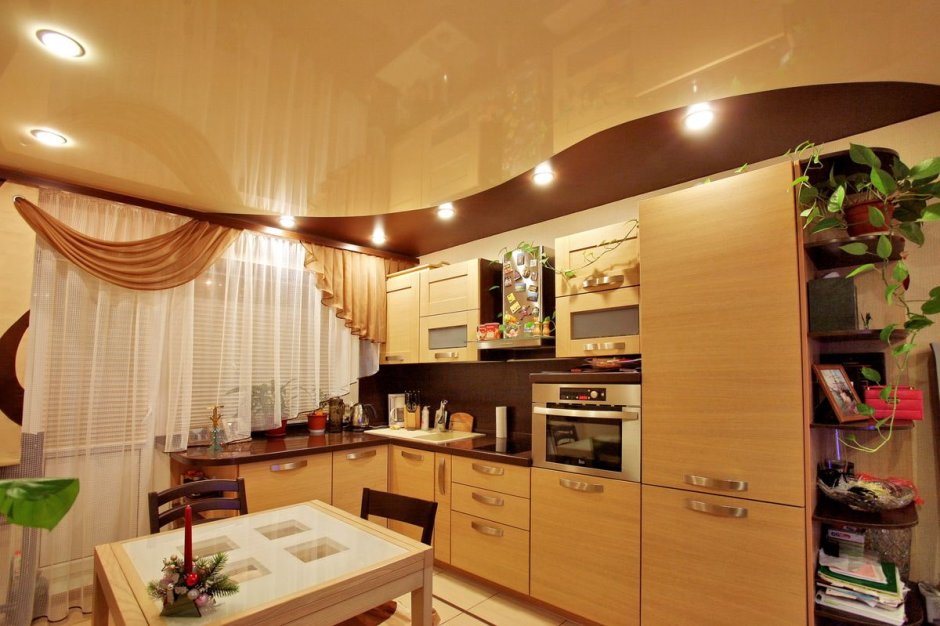 Комбинированные натяжные потолки на кухне