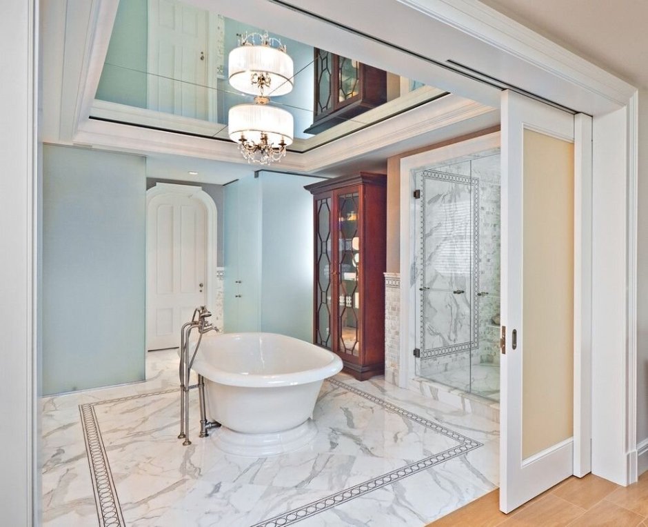 Зеркальный потолок в ванной