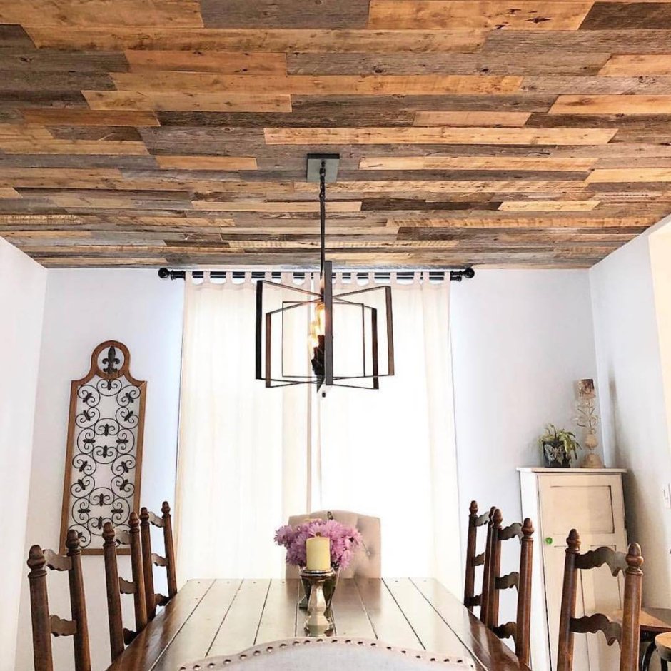 Потолок из деревянных досок