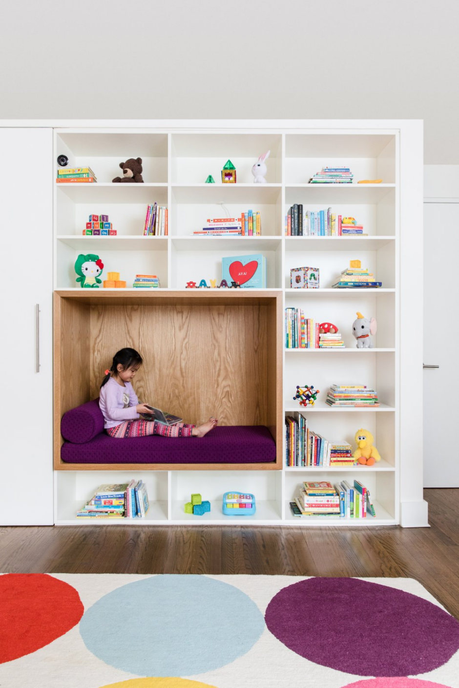 Шкаф для книг в детскую комнату