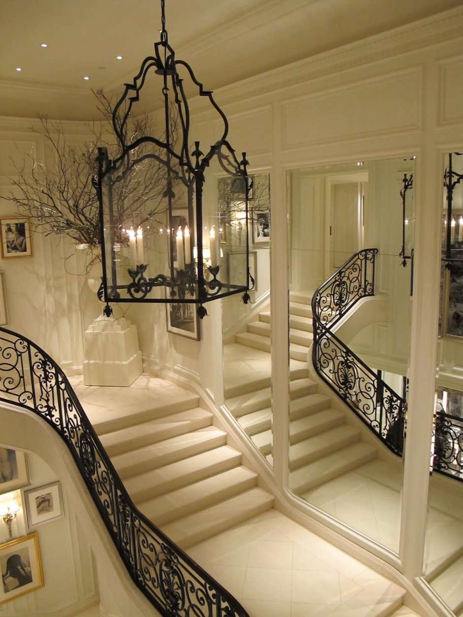 Зеркала в интерьере лестницы в современном стиле