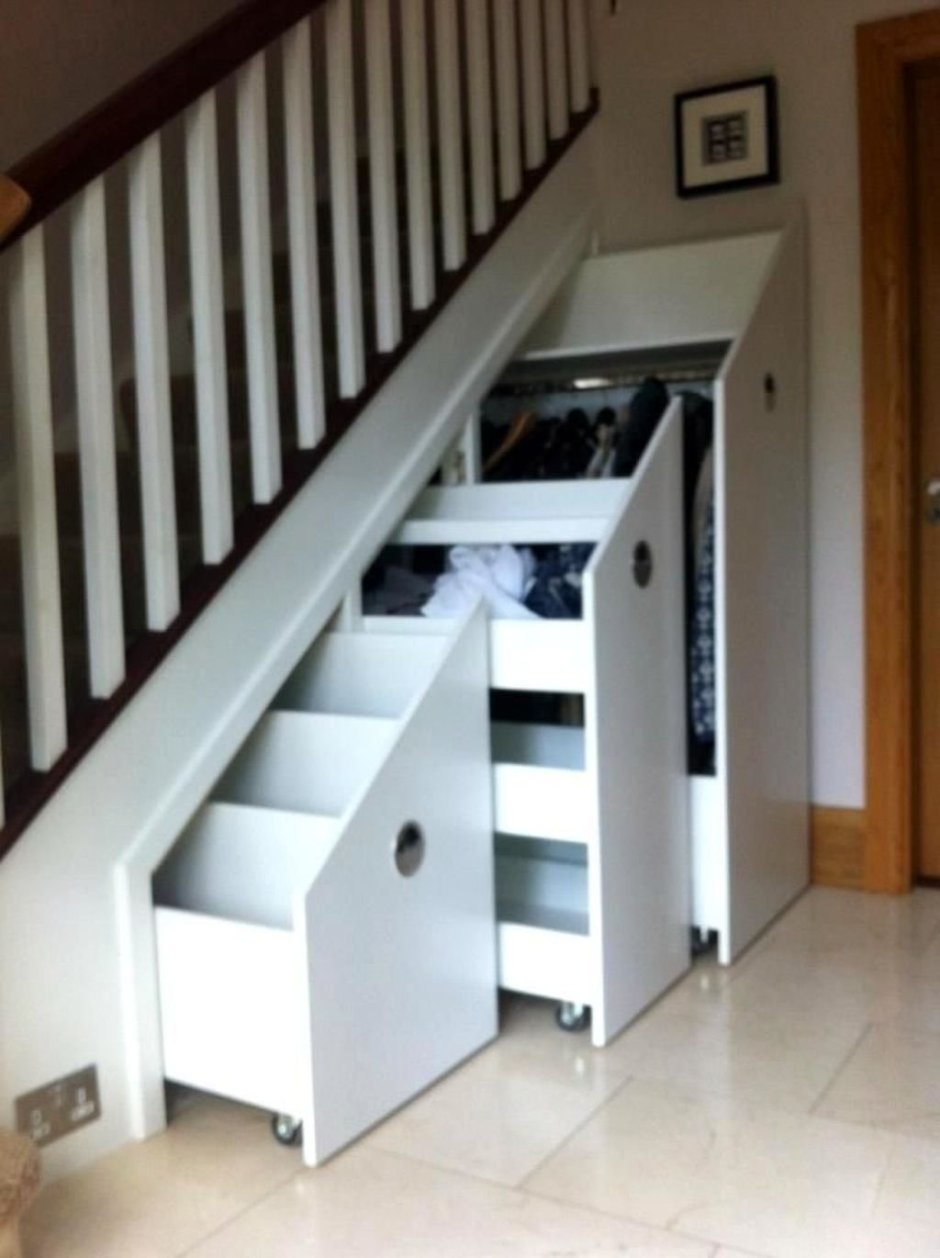 Выдвижные шкафы под лестницей