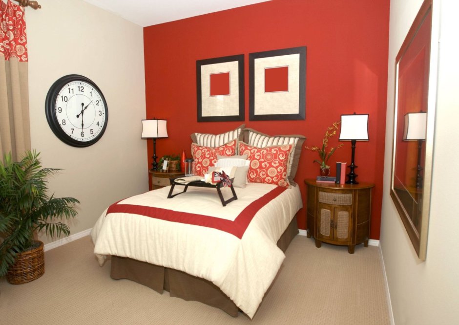 Красный акцентный цвет в интерьере спальни