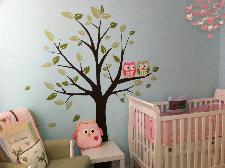 Дерево на стене в интерьере детской