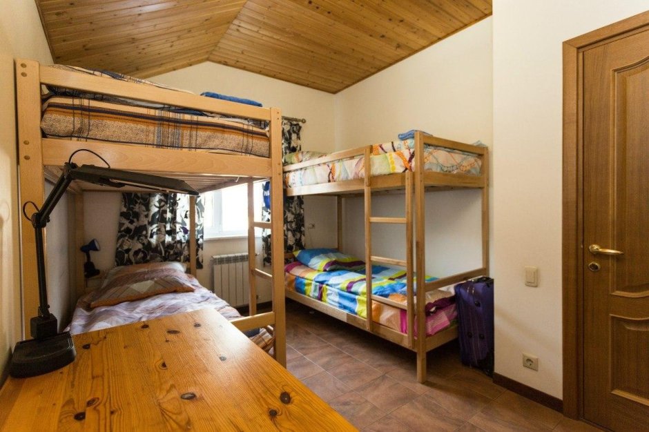 Двухэтажные кровати в лагере